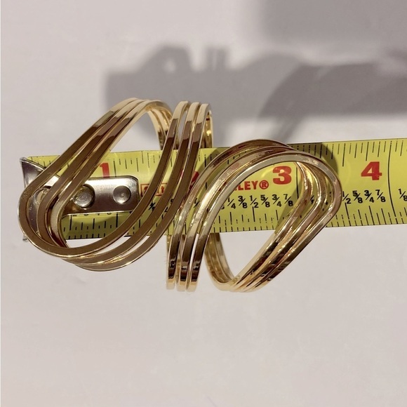 Stunning Gold Tone Cuff Bracelet with Modern Waves and a Spring Hinge. - Picture 10 of 10